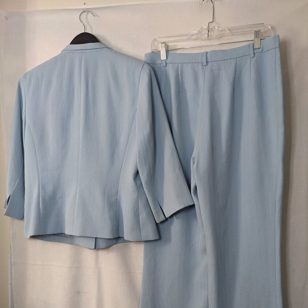 Doncaster Women's Light Blue Two Piece Suit Size 12 - Picture 2 of 15